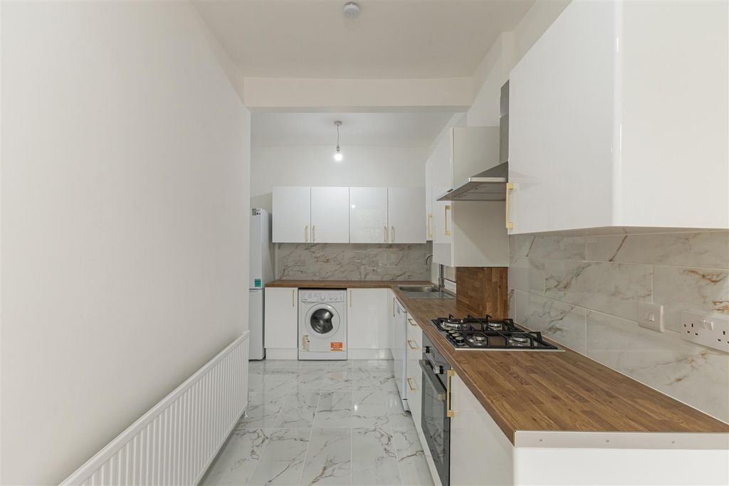 Property photo 3 of 19 110703_149A St John S Hill-8.Jpg