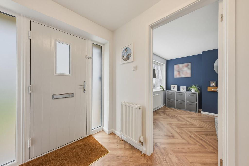 Property photo 2 of 22 Entrance Hall