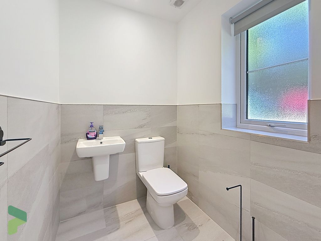 Property photo 3 of 21 Two-Piece Cloakroom