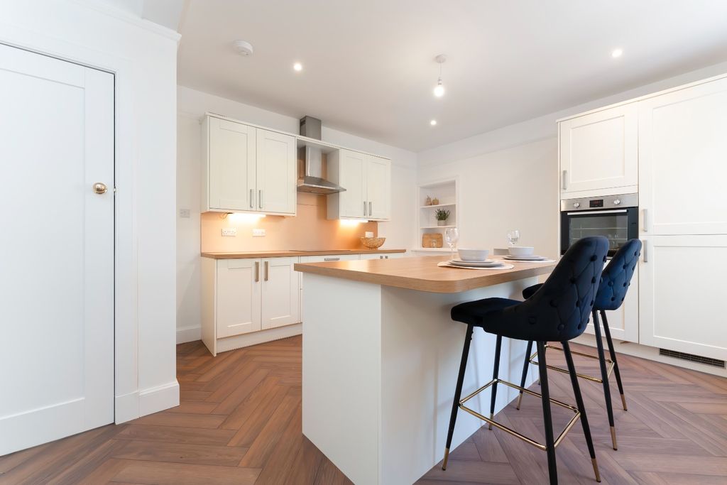 Property photo 2 of 35