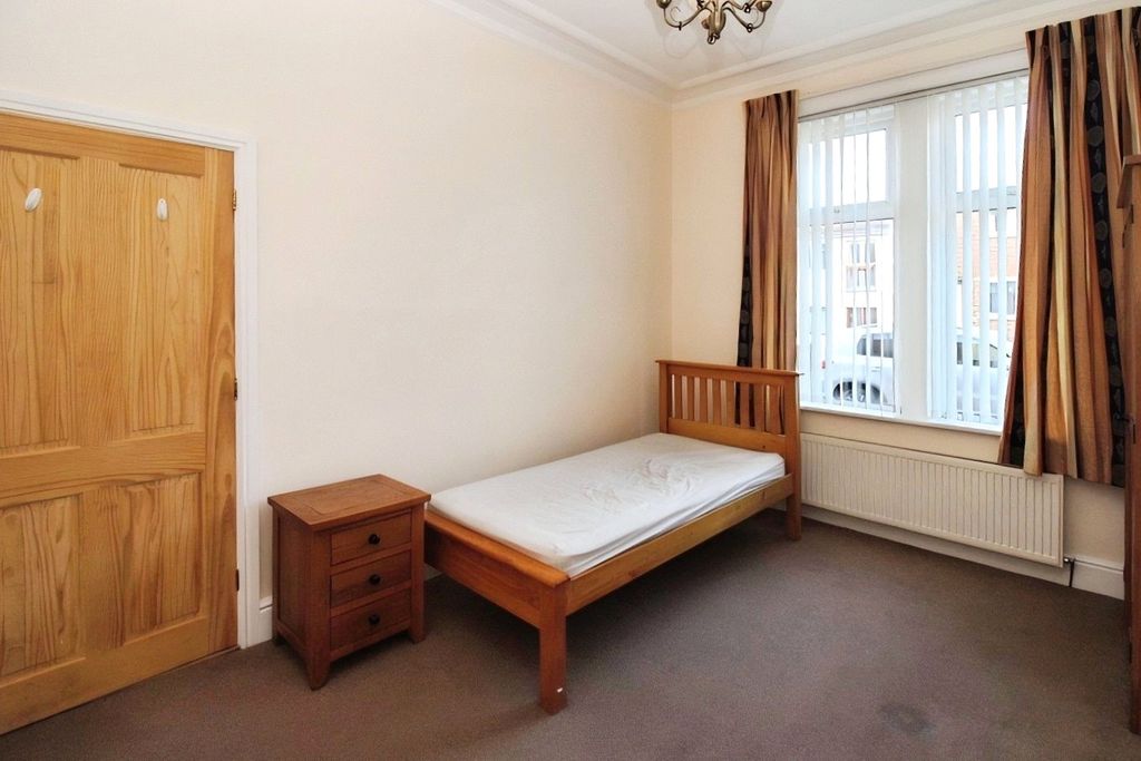 Property photo 3 of 8 Living/Bedroom 1