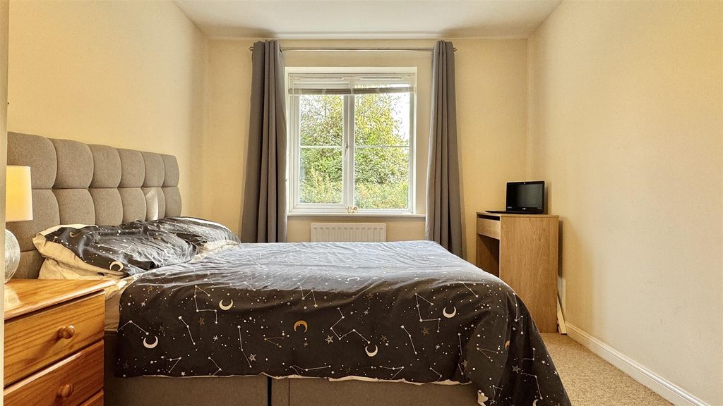 Property photo 2 of 16 Bedroom 1