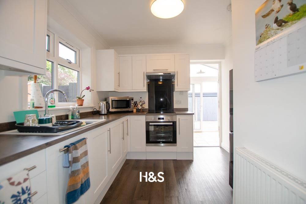 Property photo 3 of 11 11 Clifton - Kitchen.Jpg