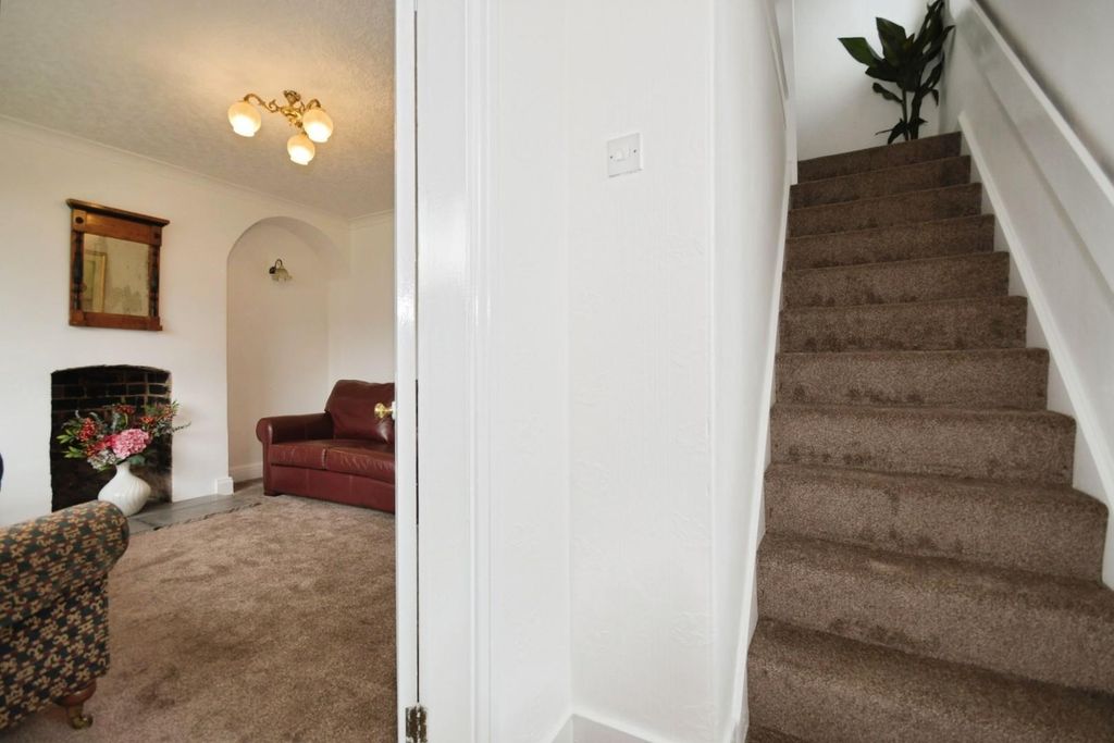 Property photo 3 of 21 Entrance Hall.Jpg