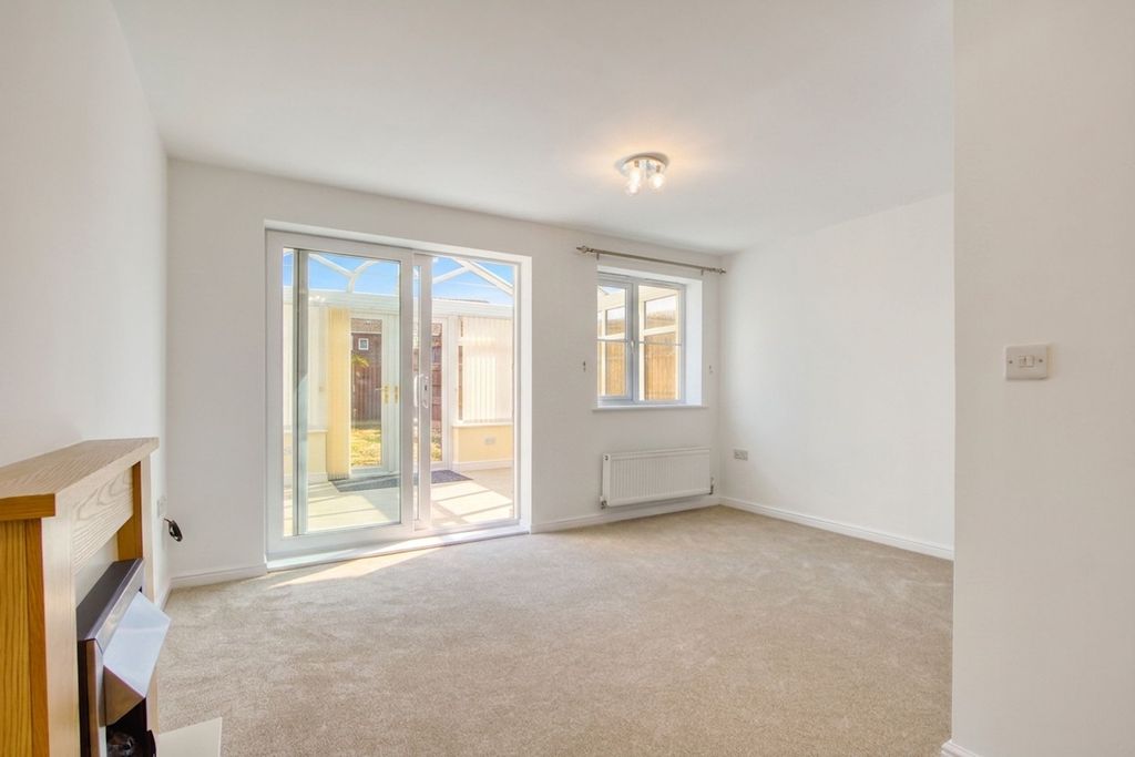 Property photo 3 of 20 Living Room