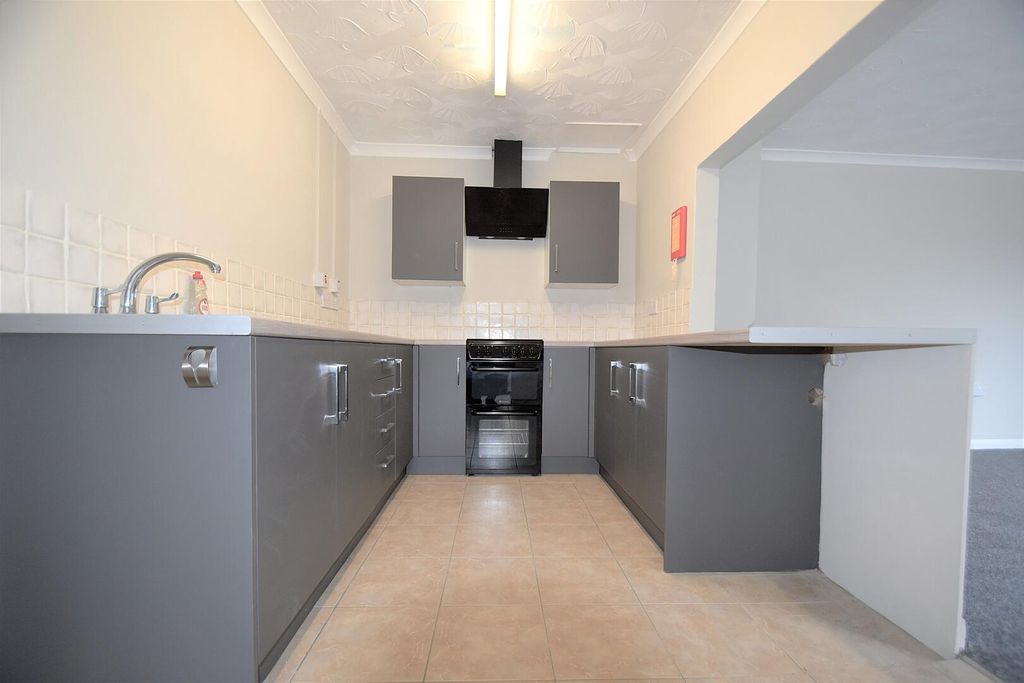 Property photo 3 of 8 Kitchen
