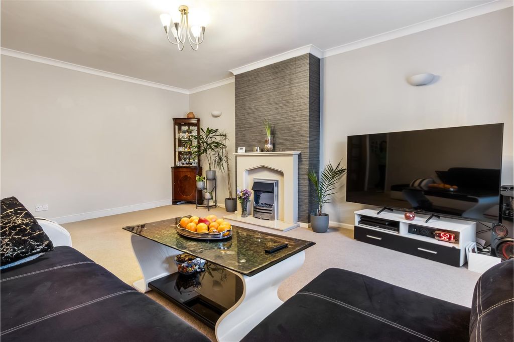 Property photo 3 of 19 Lounge