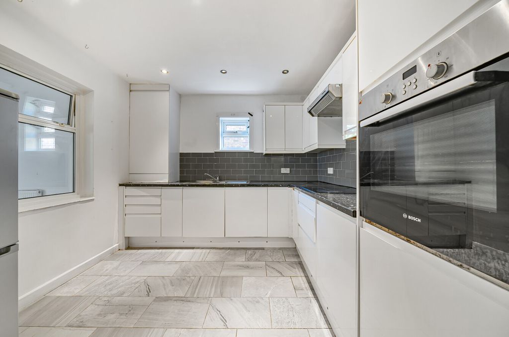 Property photo 2 of 10 Kitchen