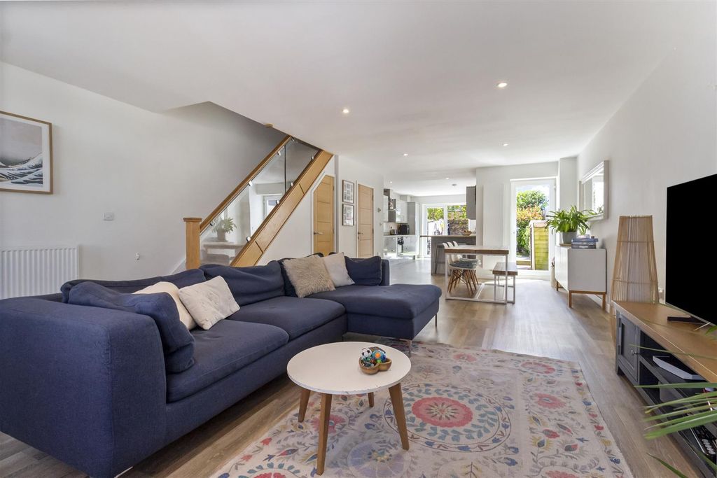 Property photo 2 of 20 66 Broadwater Street East-005.Jpg