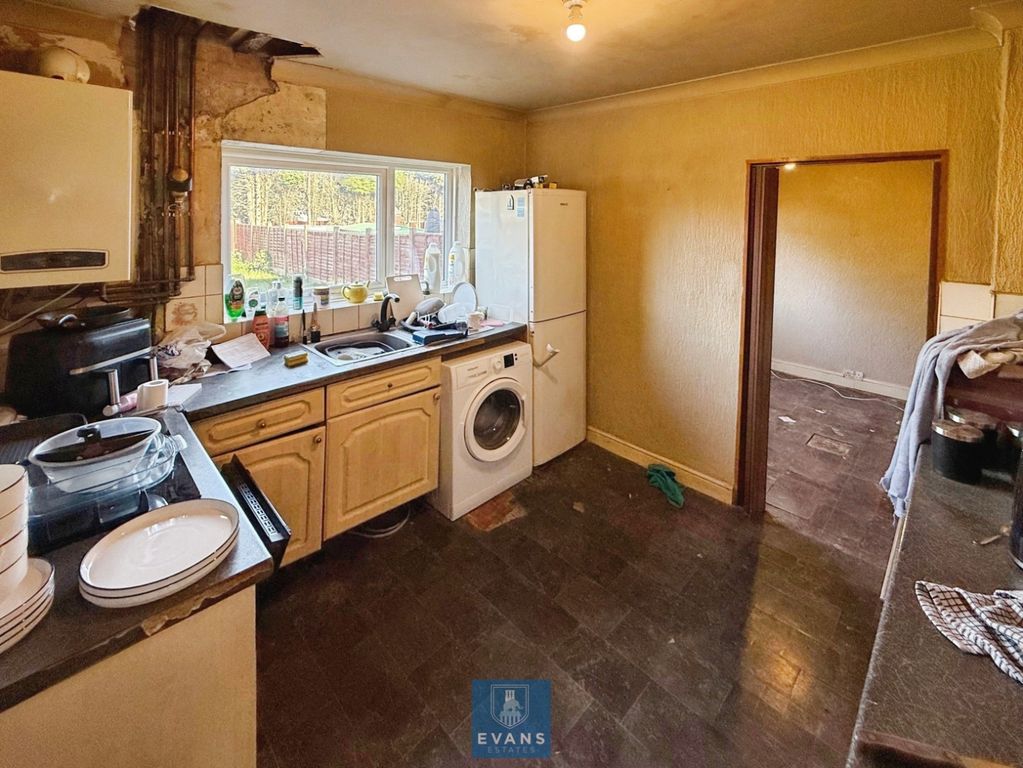 Property photo 3 of 17 Kitchen