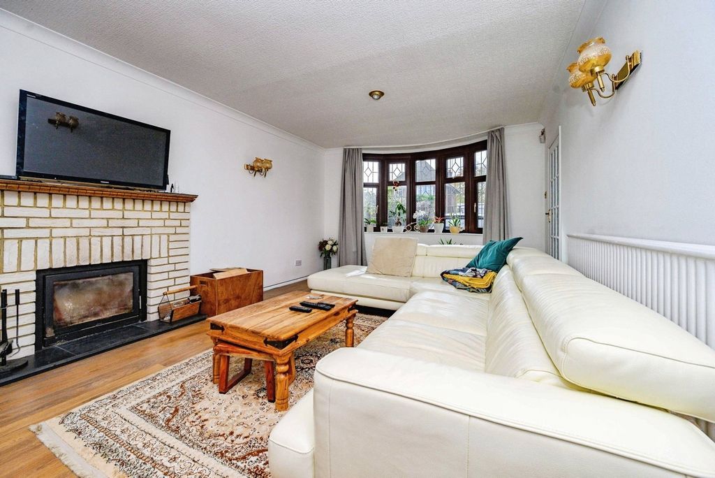 Property photo 3 of 22 Lounge