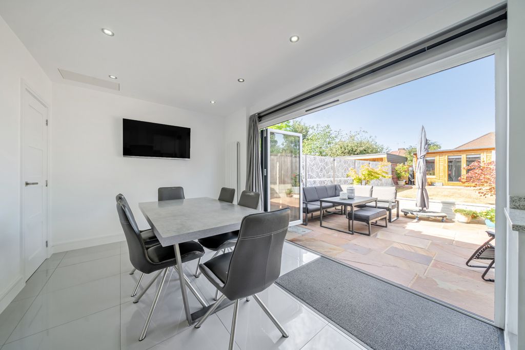 Property photo 3 of 40 1499802-25-6A6B18...