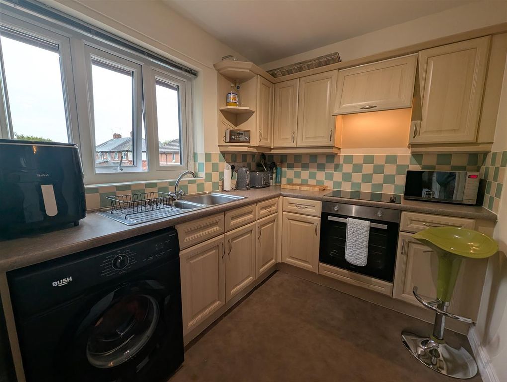 Property photo 3 of 8 Kitchen