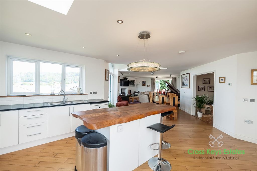 Property photo 3 of 73 Kitchen/Breakfast Room