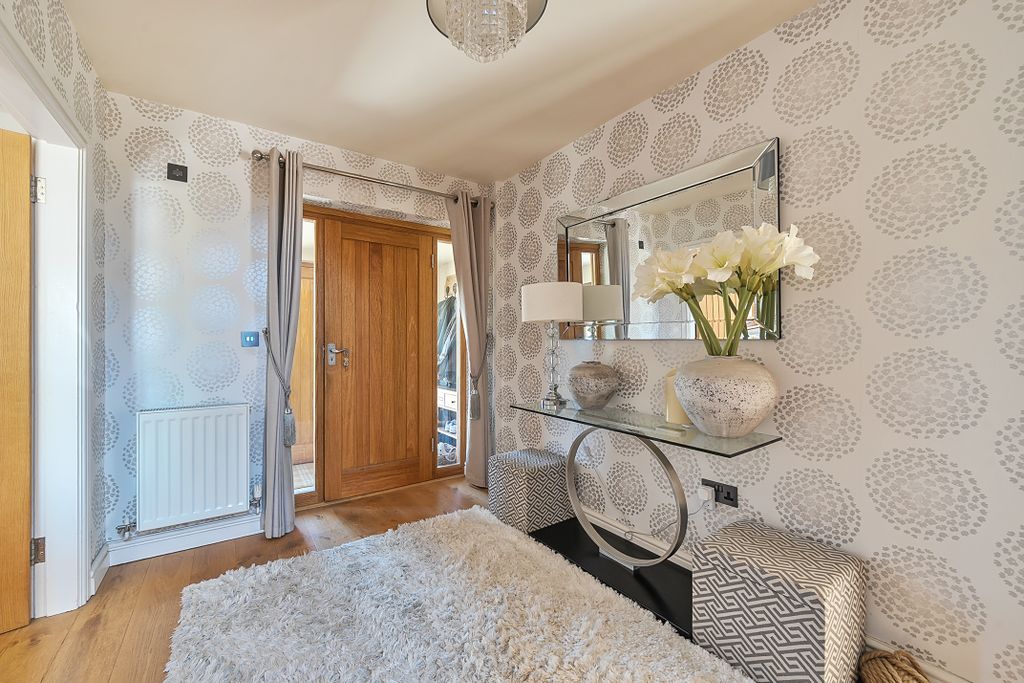 Property photo 3 of 22 1303673-12-6852Da8275256