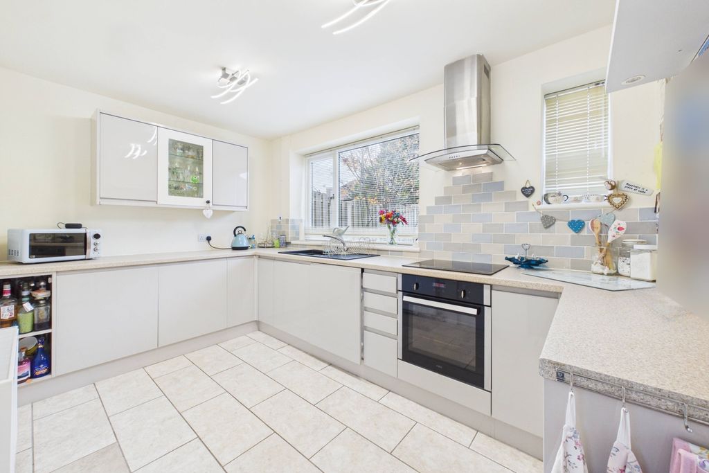 Property photo 3 of 19 Kitchen