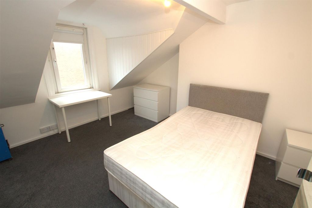 Property photo 2 of 9 Room 7.Jpg