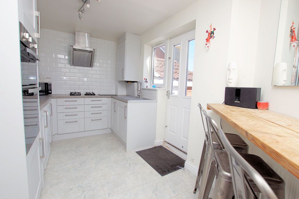 Property photo 2 of 9 Kitchen