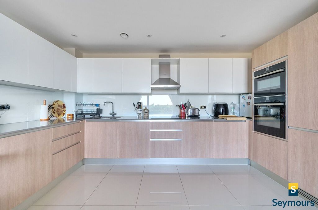 Property photo 3 of 14 Kitchen