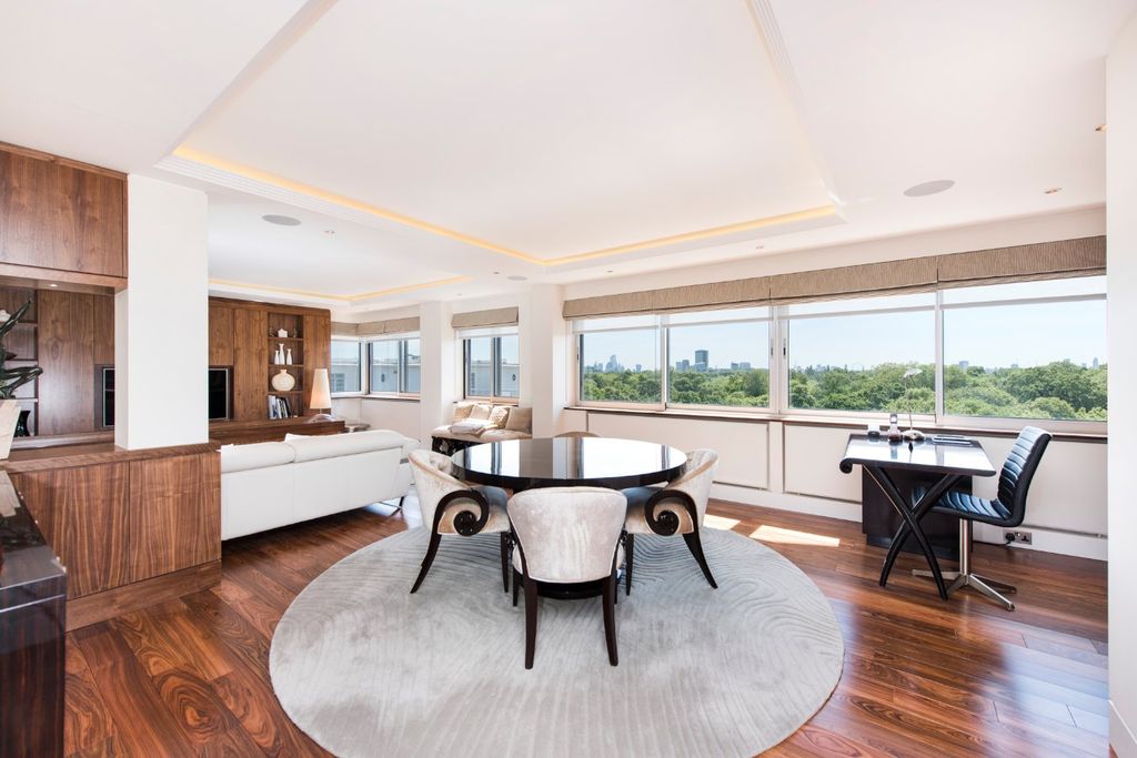 Property photo 1 of 10 Living Space