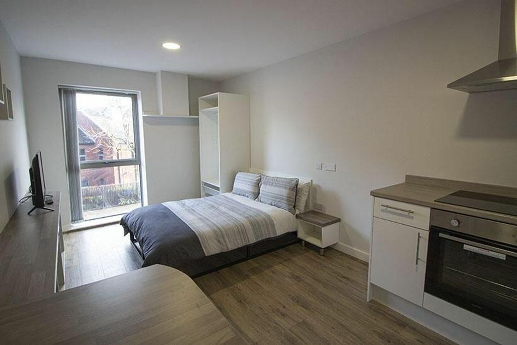 Property photo 1 of 3 A Bright And Inviting Double Bedroom Featuring A c...