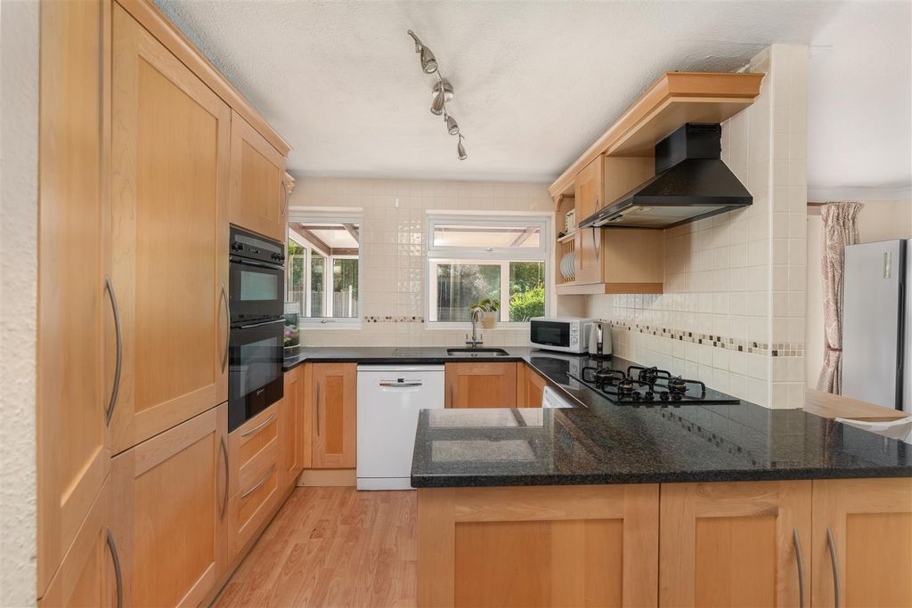Property photo 3 of 23 8 Briar Close, Banbury-10.Jpg
