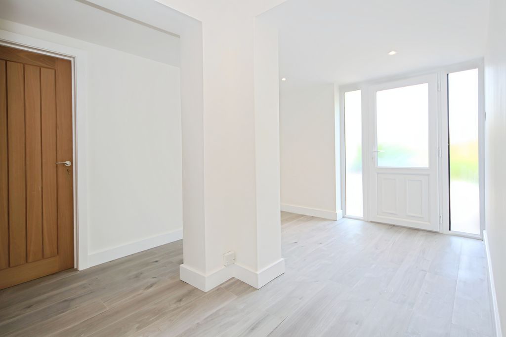 Property photo 3 of 45 Entrance Hall