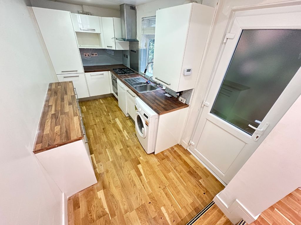 Property photo 3 of 14 4515424