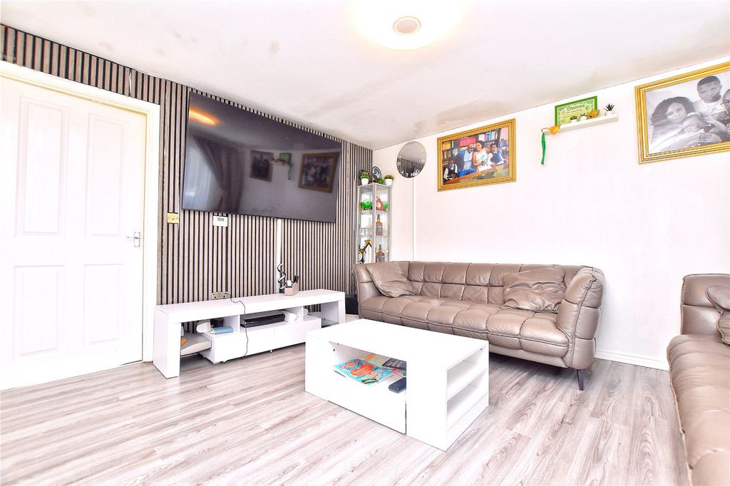 Property photo 3 of 12 Picture 3