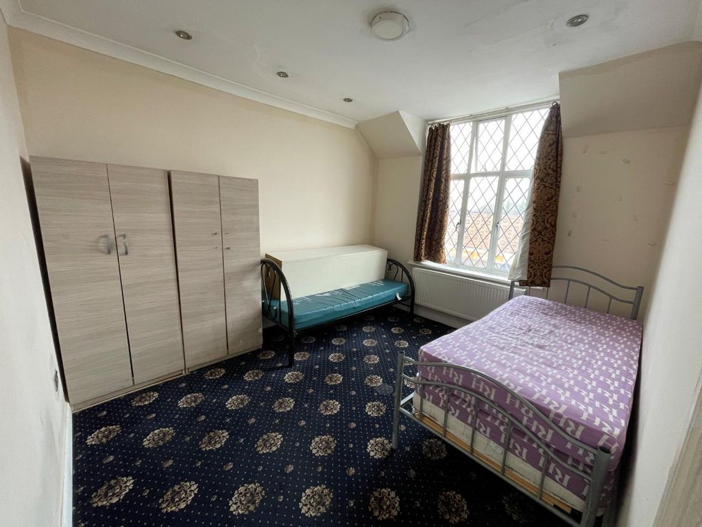 Property photo 3 of 9 Bedroom.Jpg