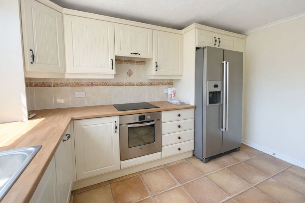 Property photo 3 of 10 Kitchen