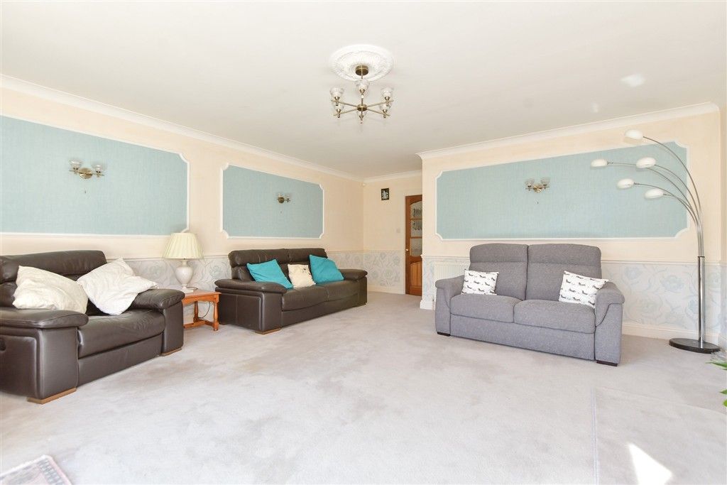 Property photo 2 of 17 Lounge