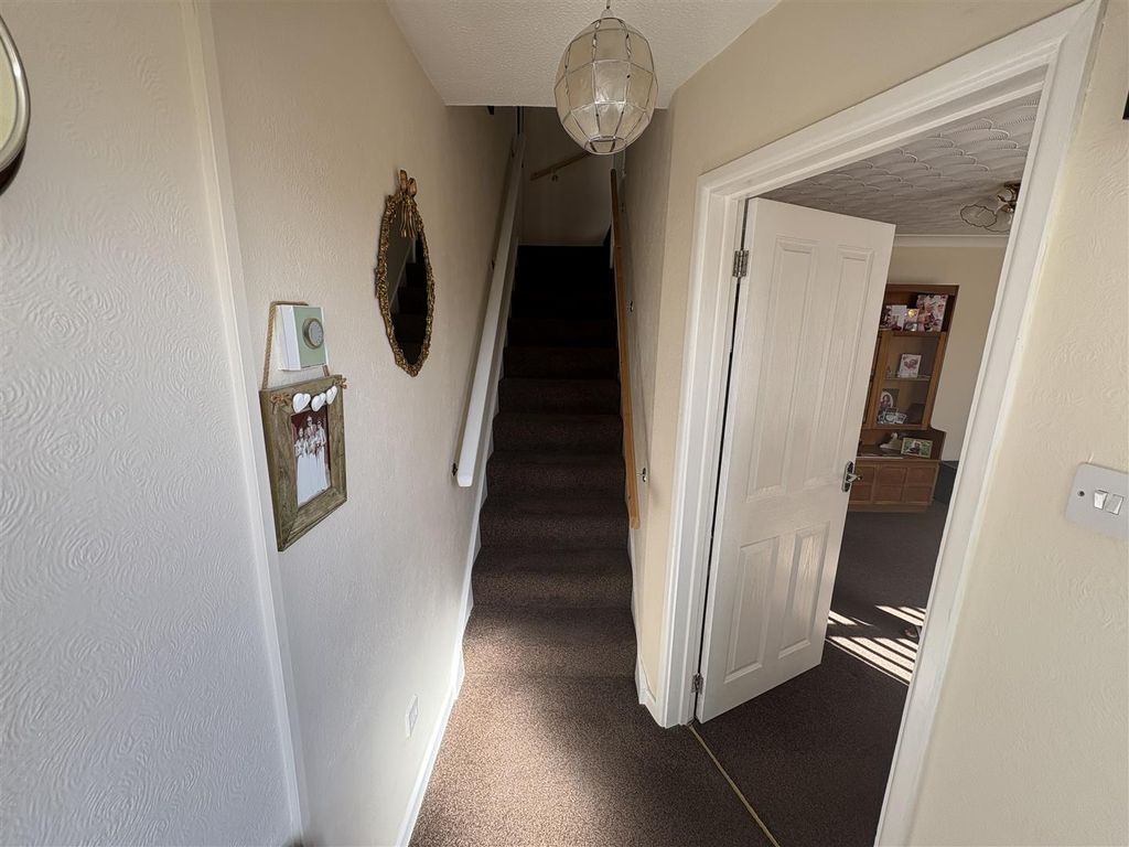 Property photo 3 of 25 Entrance Hall.Jpg