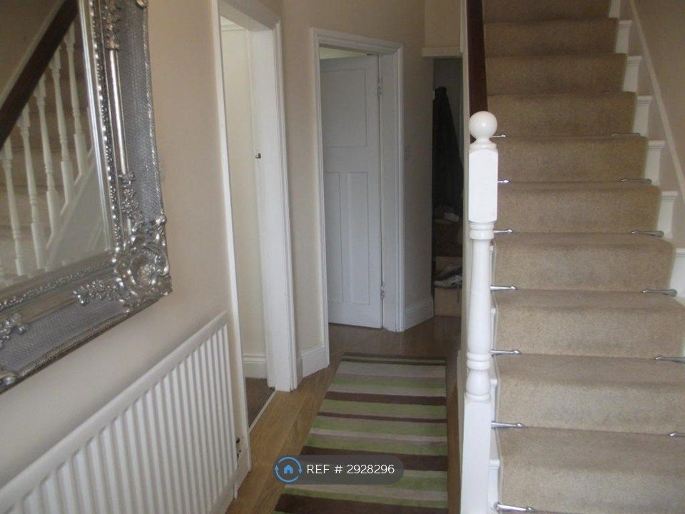 Property photo 2 of 11 Hallway