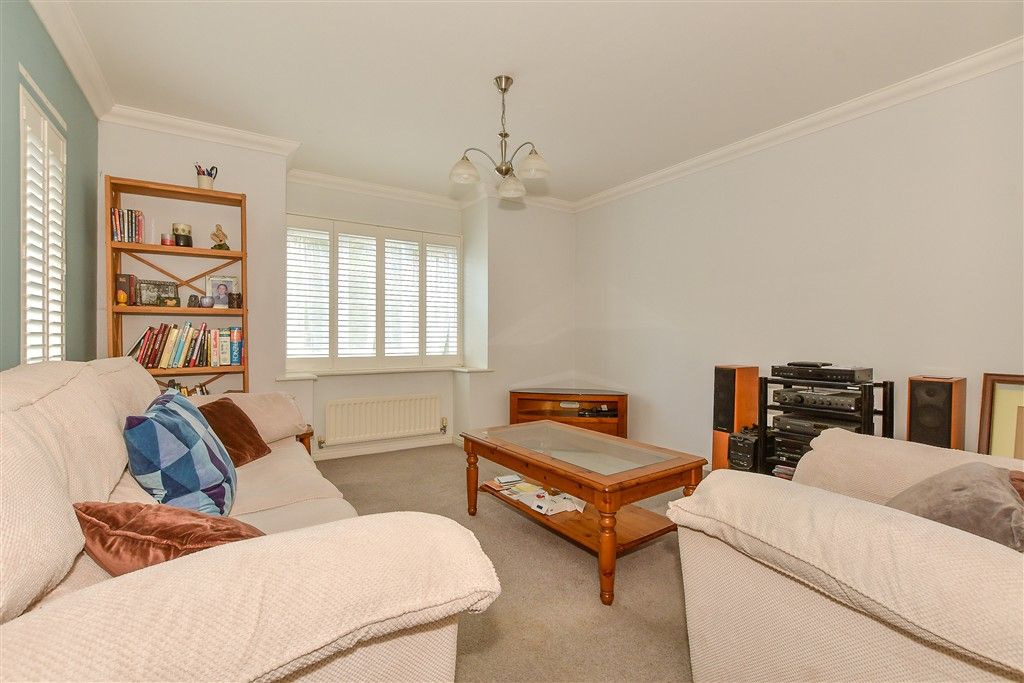 Property photo 2 of 11 Lounge