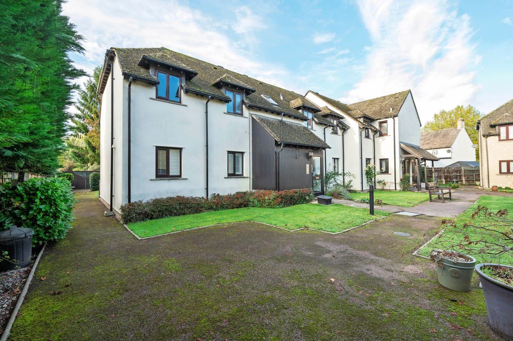 Property photo 1 of 11 External & Communal Gardens
