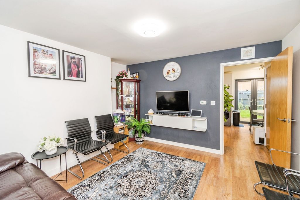 Property photo 3 of 19 Pbox-Img.Jpg