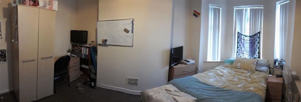 Property photo 2 of 12 Bright, Well-Appointed Double Bedroom With A Comfo...