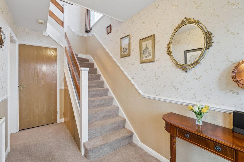 Property photo 3 of 24 Entrance Hall