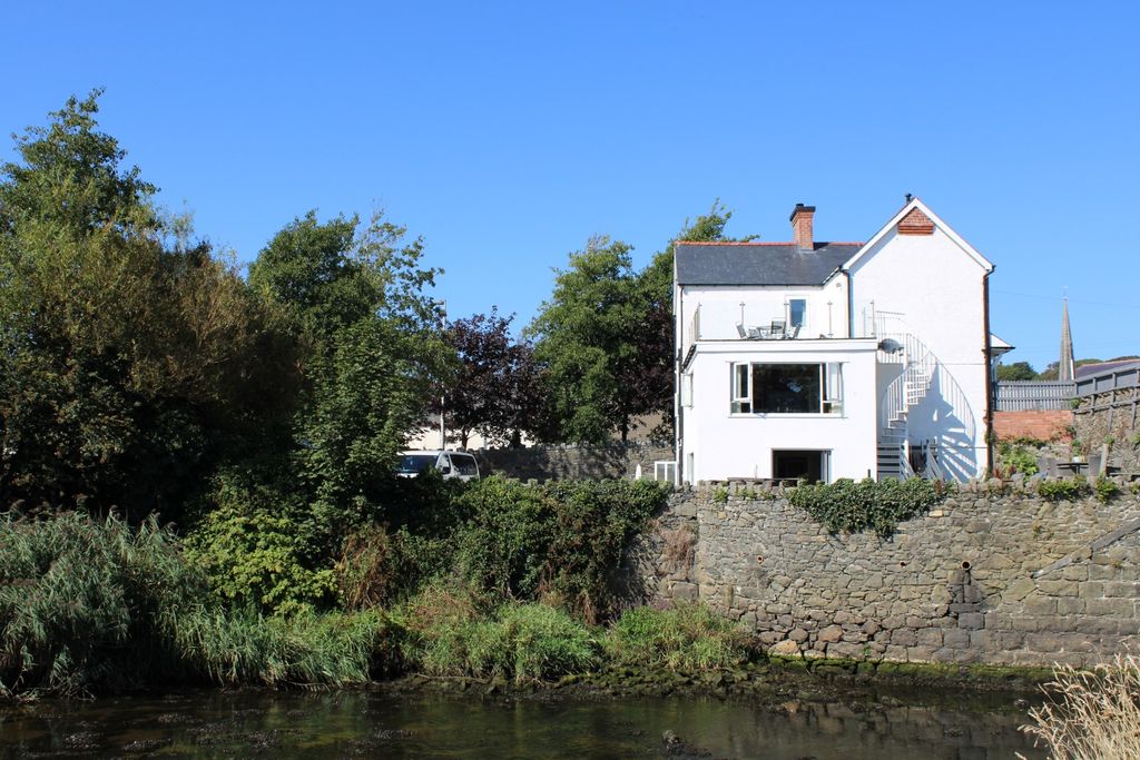 Property photo 2 of 43 Waterside