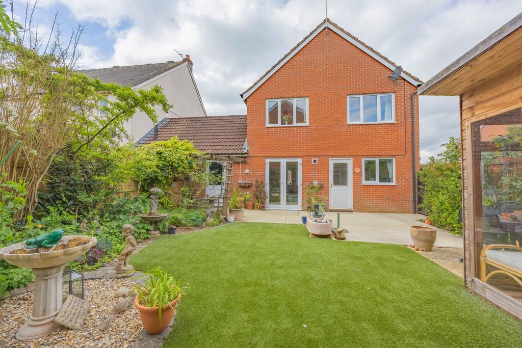 Property photo 2 of 23 Ewemove Taunton - Burge Crescent (5)