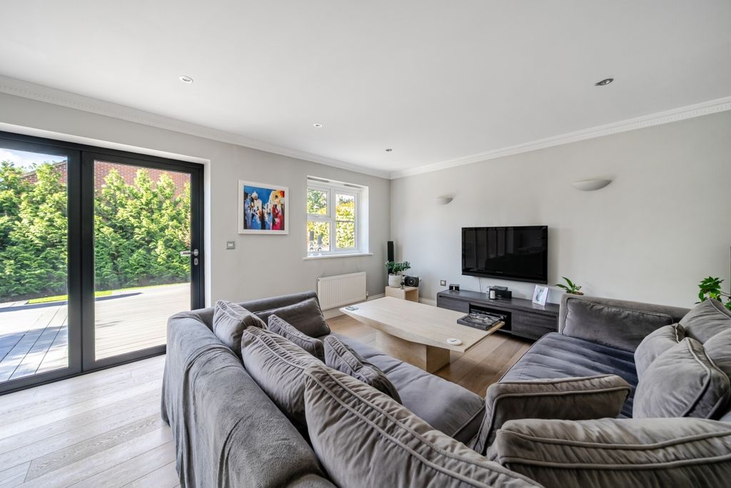 Property photo 2 of 17 Furnival Close