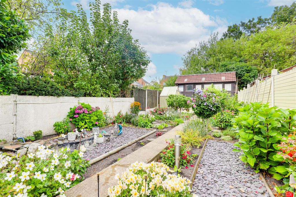 Property photo 3 of 15 9827.Jpg