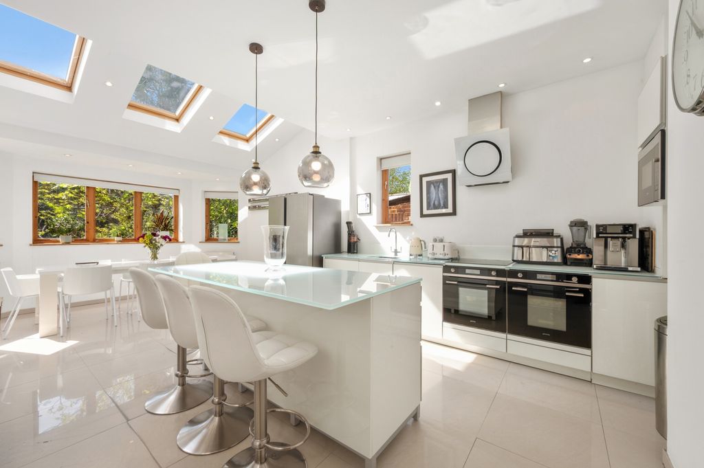 Property photo 2 of 34 Picture No. 12