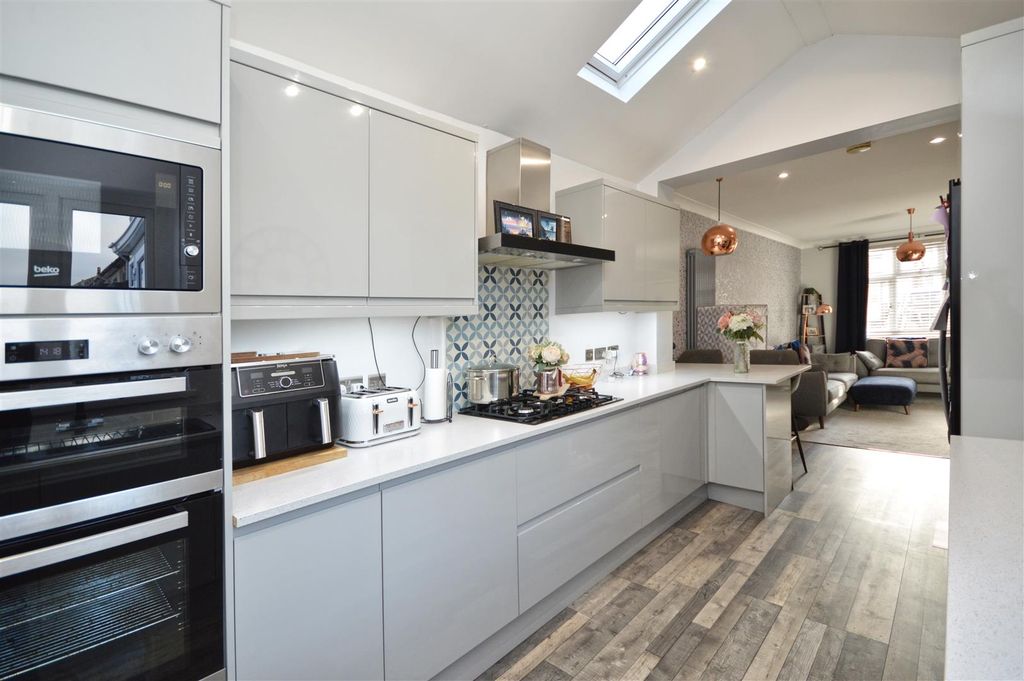 Property photo 3 of 17 Kitchen