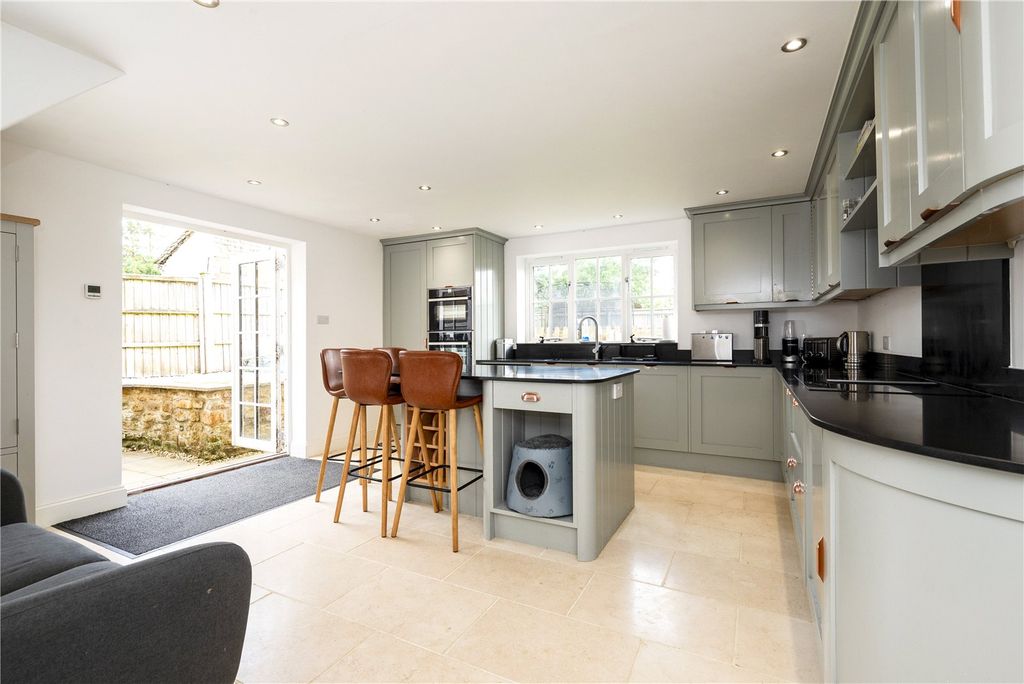 Property photo 2 of 15 Kitchen/Breakfast