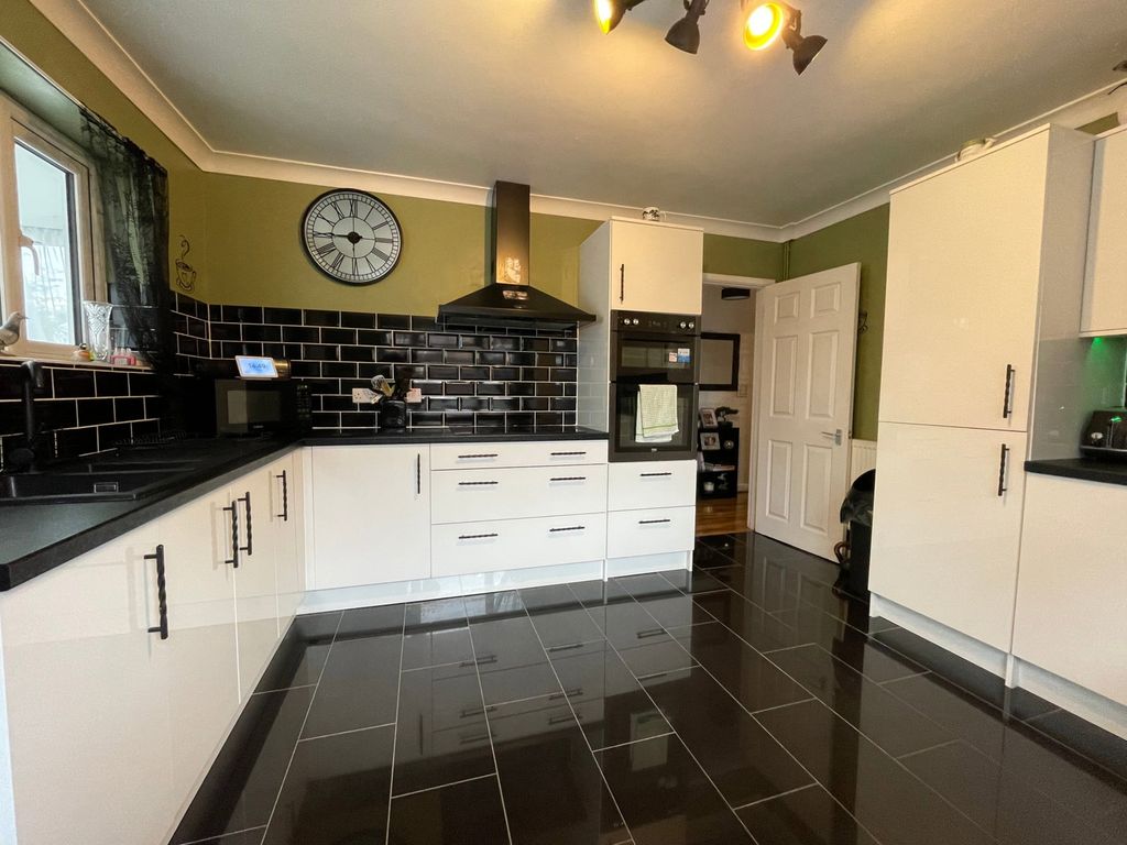 Property photo 2 of 28