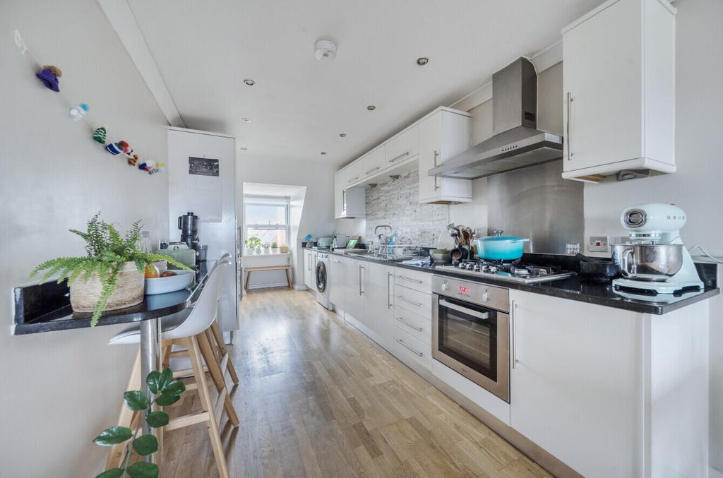 Property photo 3 of 17 Kitchen