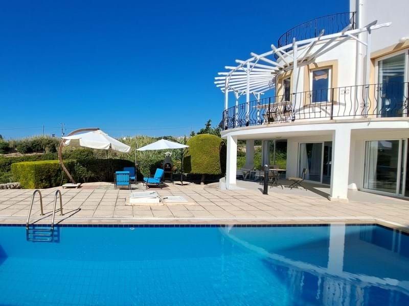 Property photo 1 of 25 3-Bedroom Villa + 4m x 8m Swimming Pool + Walking Distance To The Beach + Central Heating System Image No 1