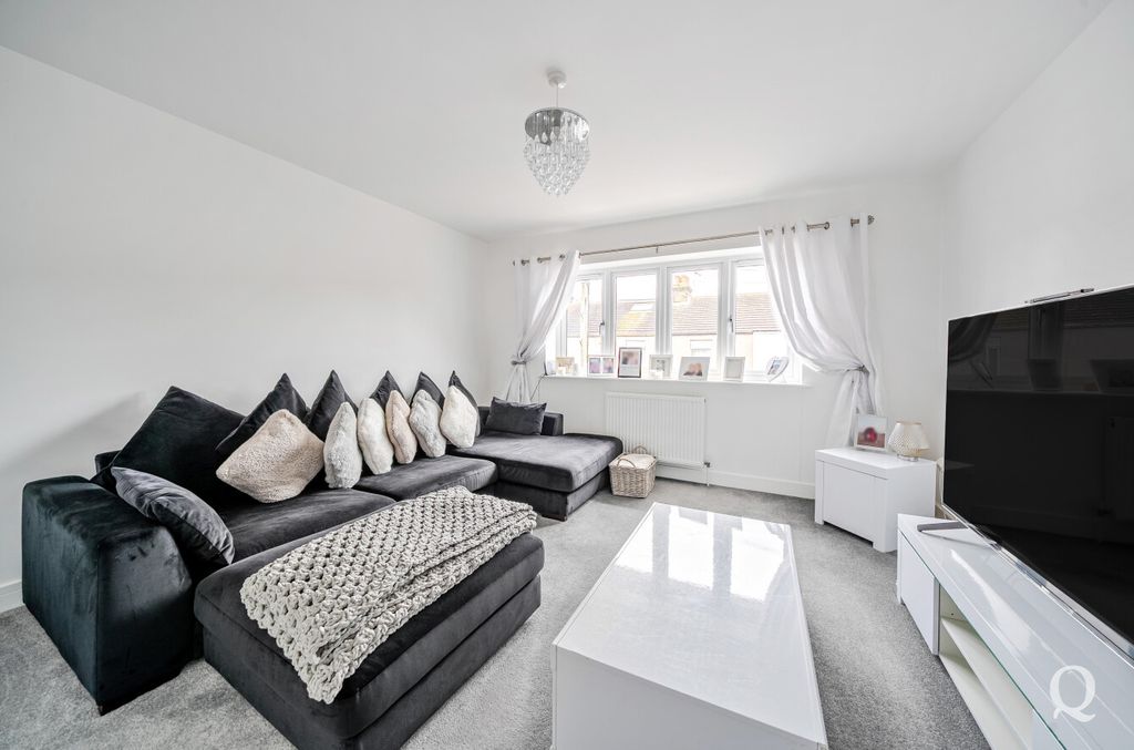 Property photo 3 of 17 c9Cea934-c7c3-40d...